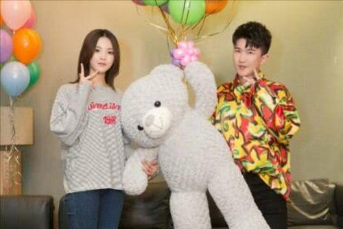 娱乐扒圈吃瓜记,揭秘明星幕后故事,吃瓜群众必看 第2张 娱乐扒圈吃瓜记,揭秘明星幕后故事,吃瓜群众必看 第2张